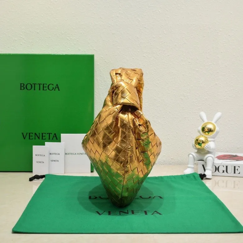 Batch 1520 BV Bottega Veneta's new women's medium JODIE handbag BV bag 🔥The new method is to round the corners on the original basis, and knot the round hobo bag with classic woven leather. The most iconic triangular pull-out design is made of sheepskin hanging soft shape, which is super suitable for concave shapes~Jodie feels really gentle to people. It is definitely the best item for daily matching, unchanged weaving, new elements twist, versatile, and the new favorite of street style Internet celebrities! Size: 36*21*13 Model: 6697